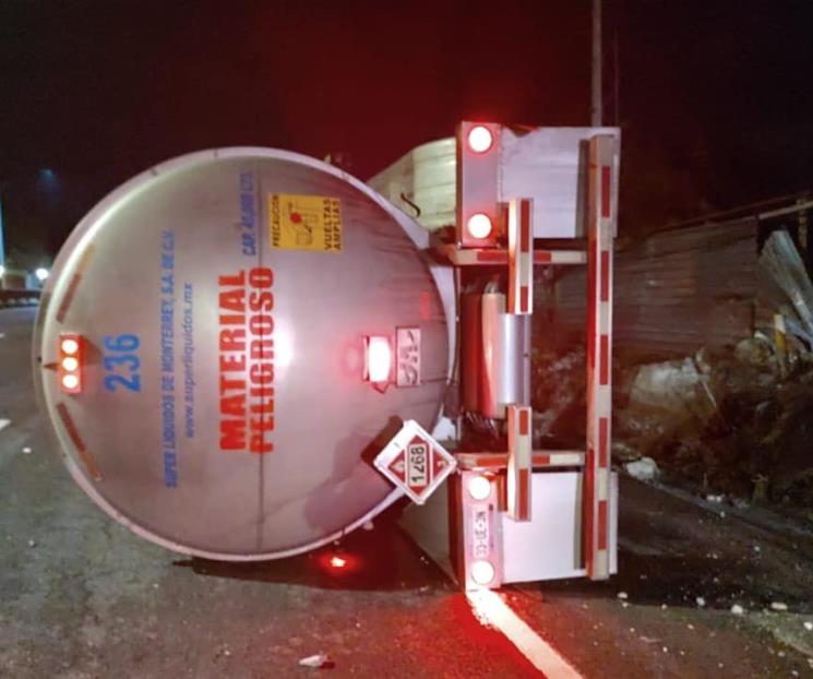 Vuelca pipa en la Carretera Nacional