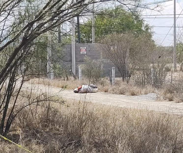 Hallan cuerpo encobijado en Ciénega de Flores