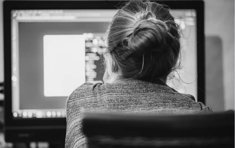 Cerca  50% de víctimas de violencia digital conocen agresor