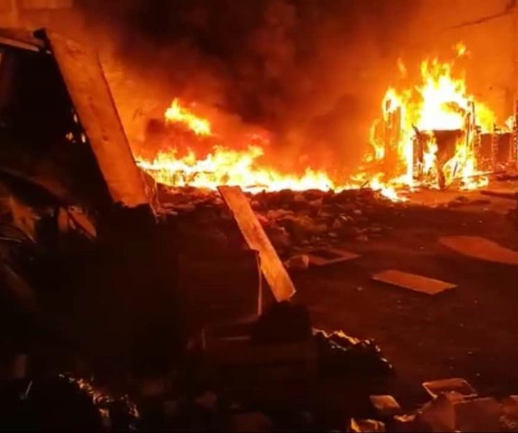 Se incendia terreno baldío en Monterrey