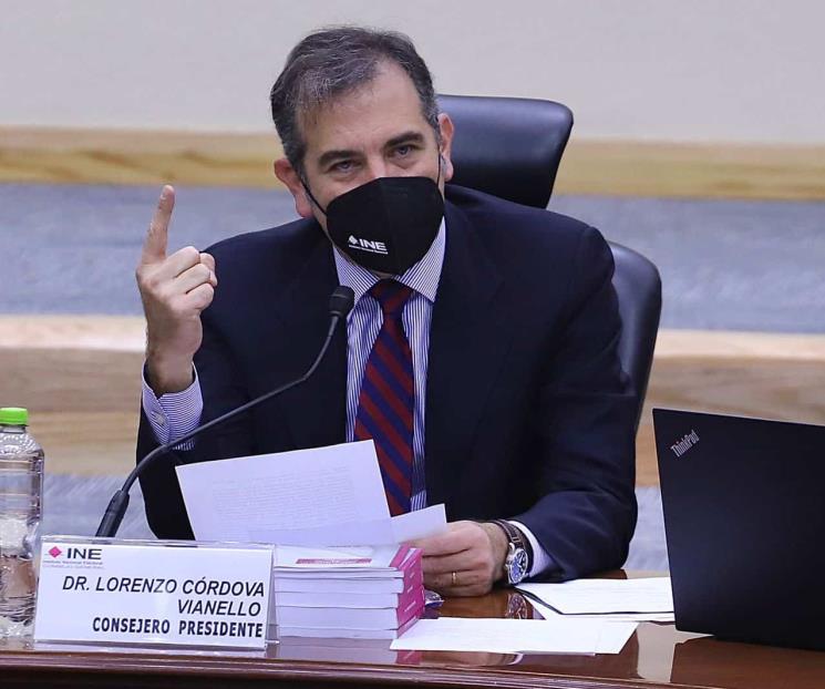 Exhibe Lorenzo Córdova ataques al INE