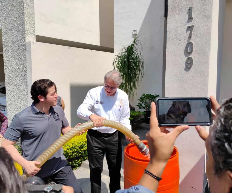 Lleva Samuel pipas de agua al sur de Monterrey