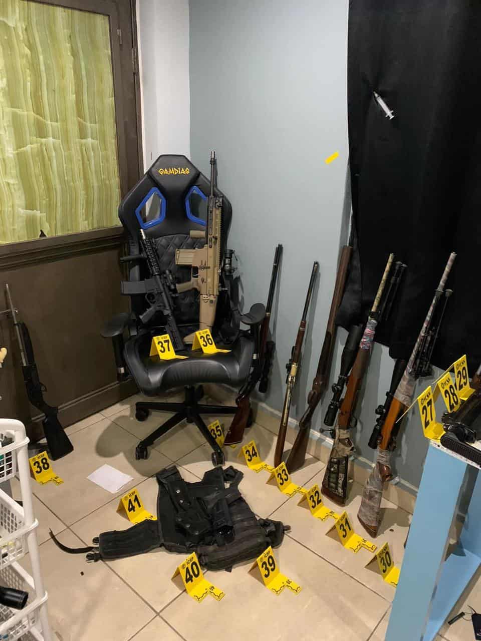 Un arsenal de 11 armas largas y 8 cortas, así como más de 200 cartuchos hábiles, cargadores abastecidos y vacíos, fornituras y droga, dejó un cateo a un domicilio en Cadereyta