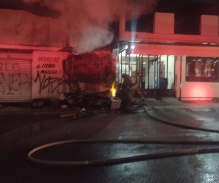 Se incendia negocio de venta de puertas en Mty