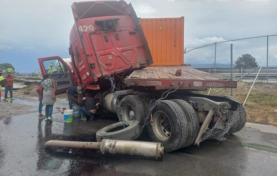 Derrapa tráiler y se estrella