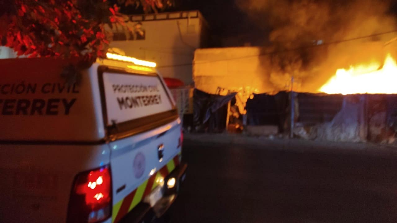 Reportan incendio de basura en un terreno baldío del centro de Monterrey