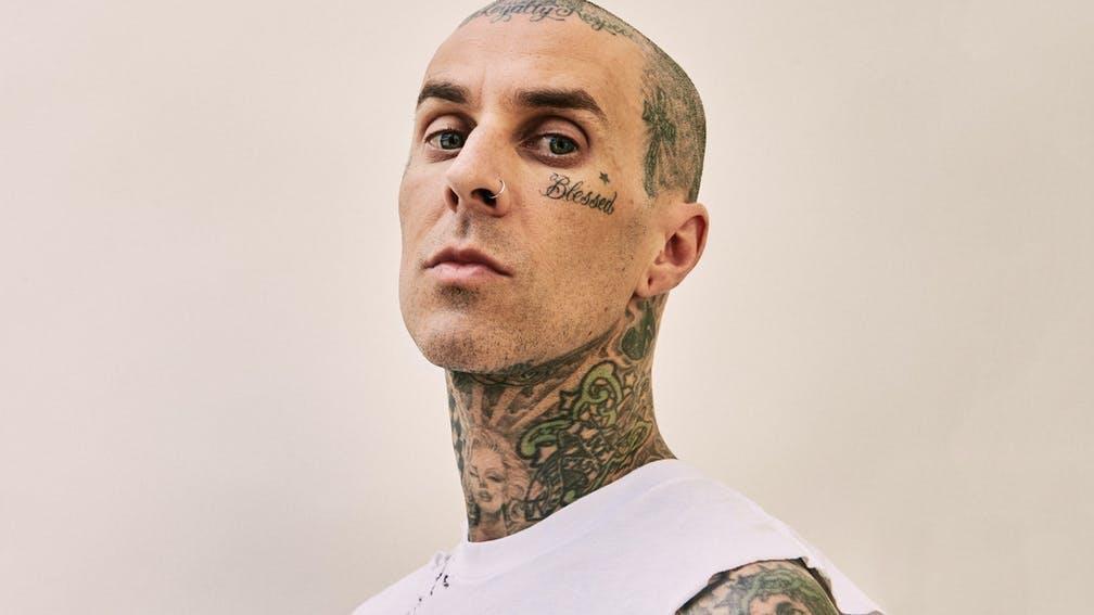 Revelan padecimiento que llevó a Travis Barker al hospital