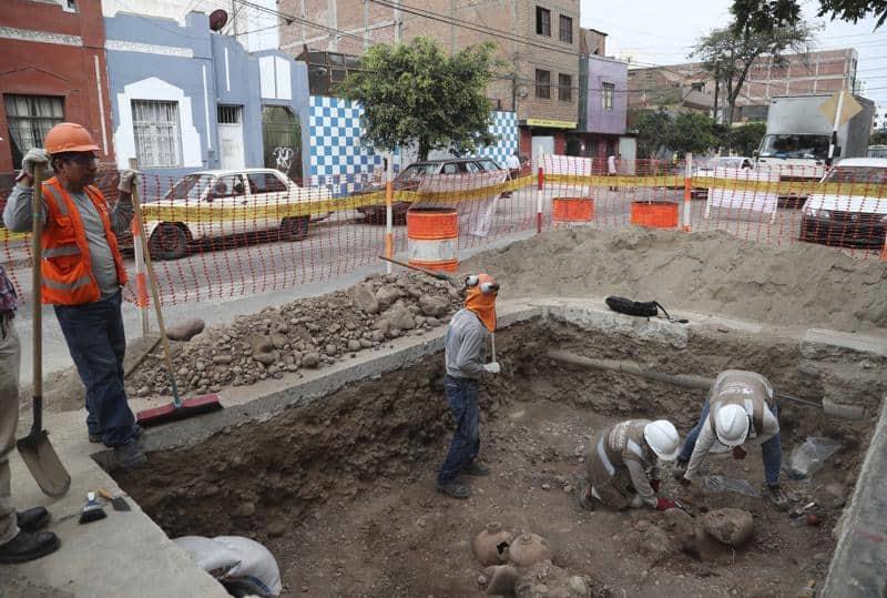  Extraen momias Incas del patio de una casa