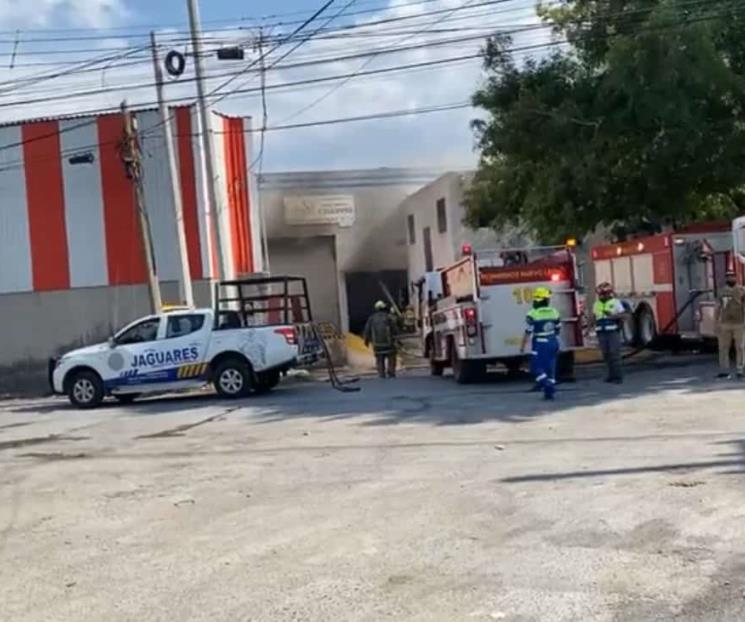 Arde bodega en Santa Catarina