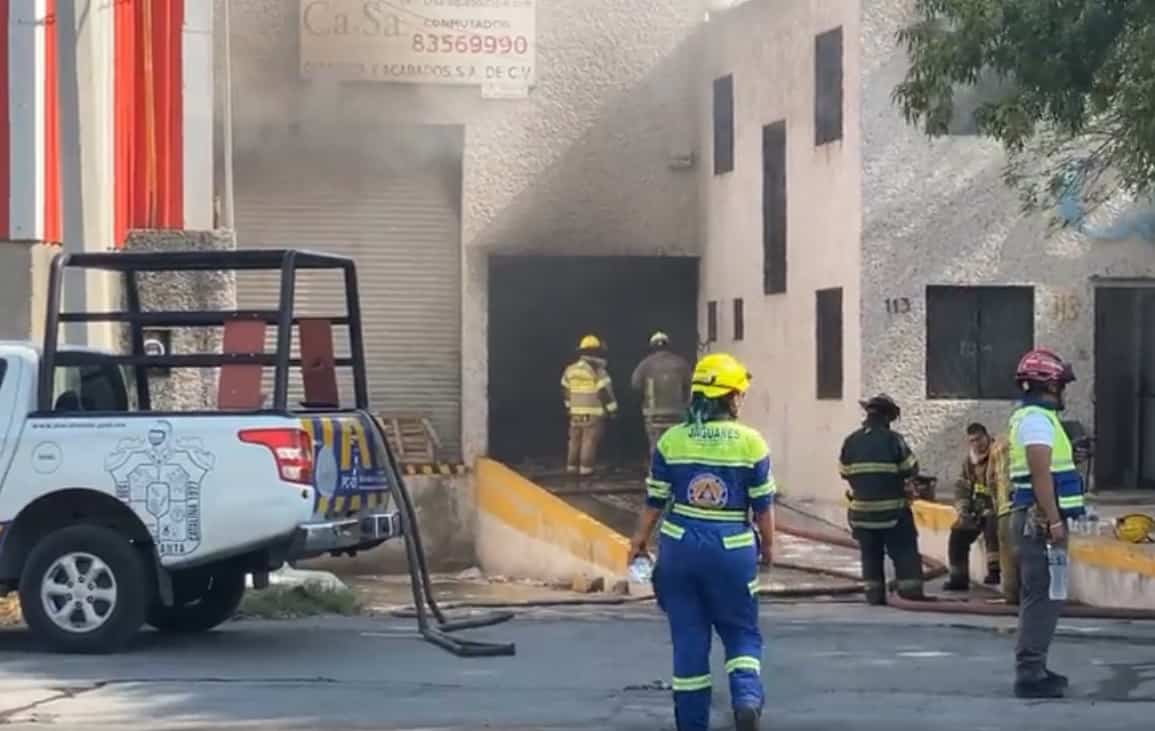 Reportaron el incendio de una bodega que almacenaba cartón