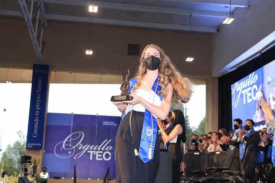 Egresada Tec premiada por promedio más alto de su generación