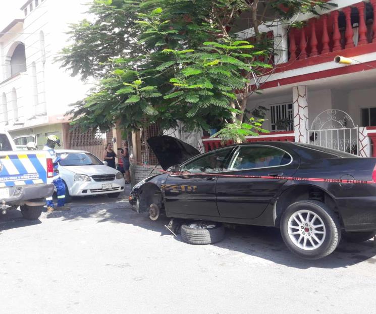 Muere mecánico aplastado por auto