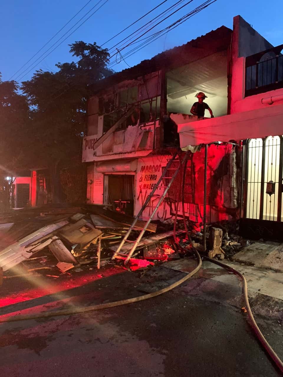 Un negocio de venta y fabricación de puertas de madera se incendió en la Colonia Fomerrey 1
