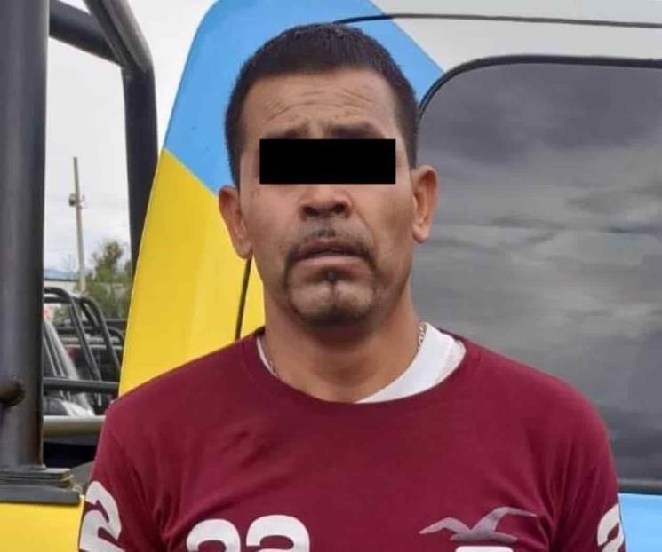 Detienen a hermanos por conducir auto con reporte de robo