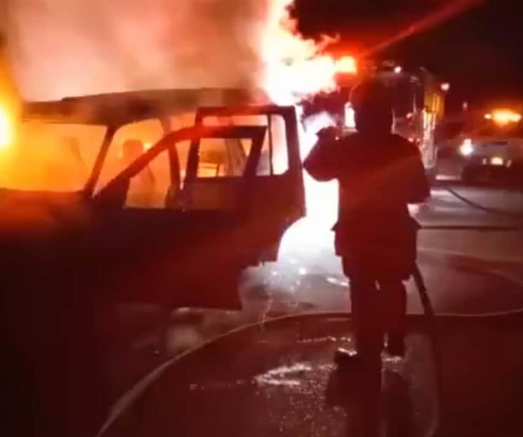 Acaba incendio con camioneta