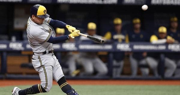 Brilla Urías en victoria de Brewers