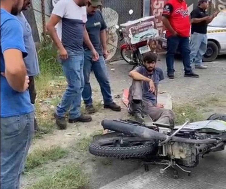 Motociclista se estrella contra camioneta en Allende