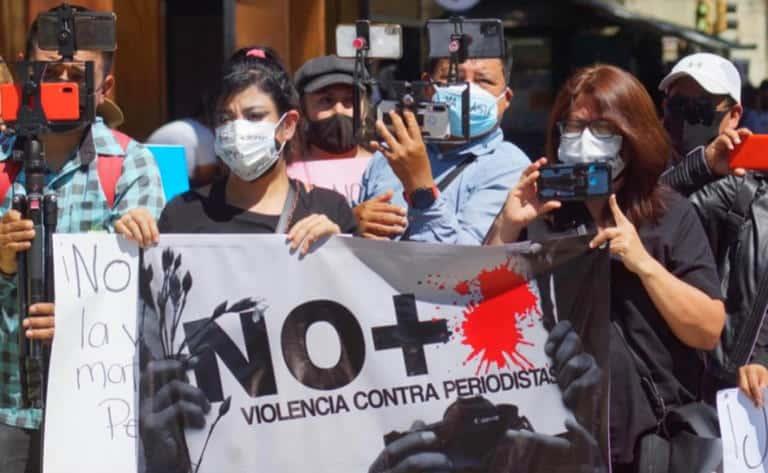 Políticos y narcos aceleran huida de periodistas