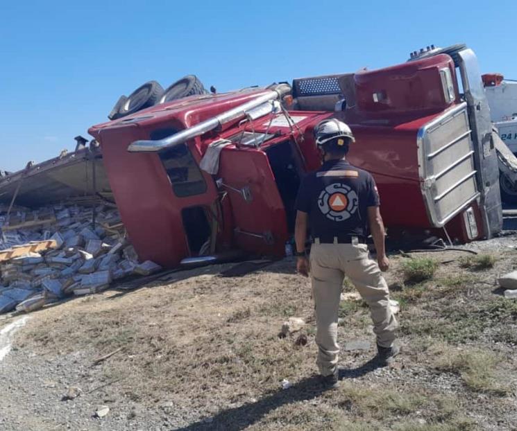 Vuelca tráiler en Linares