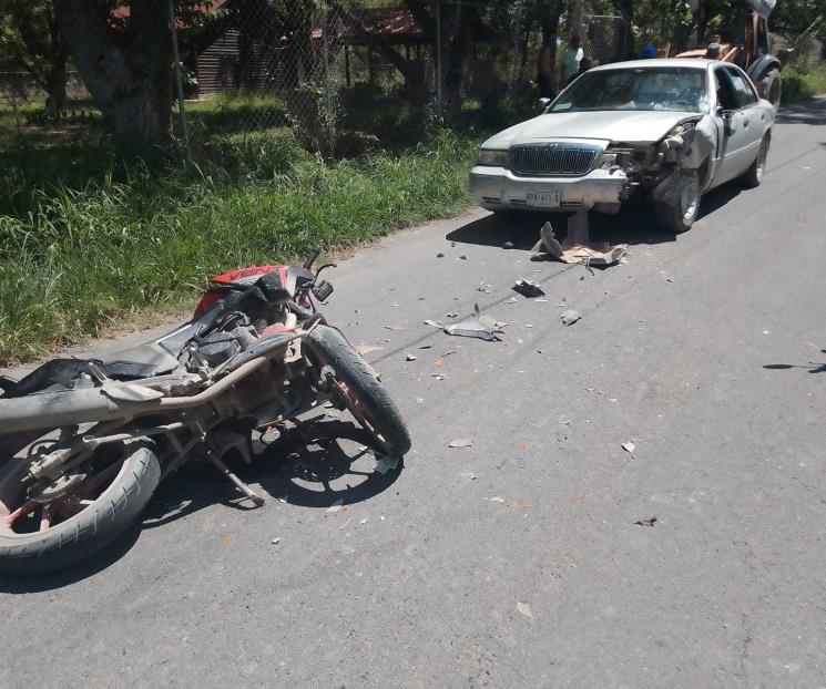 Queda grave motociclista en choque