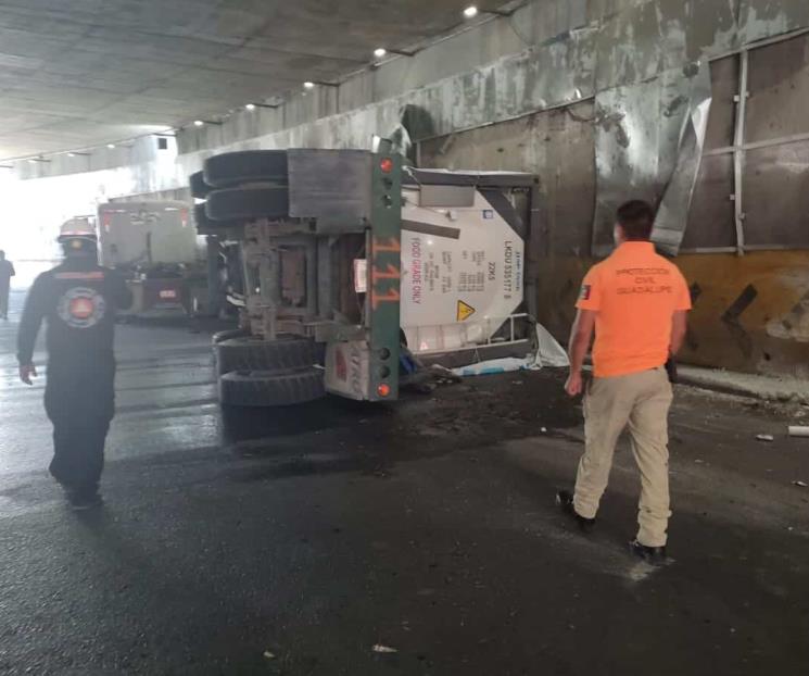 Vuelca pipa  con 24 mil litros de agua en Guadalupe