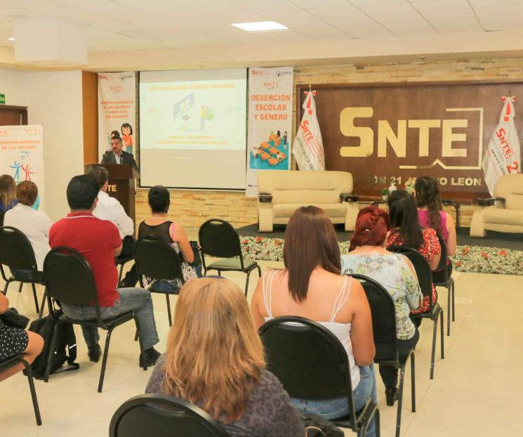 Entregan constancias en la Sección 21
