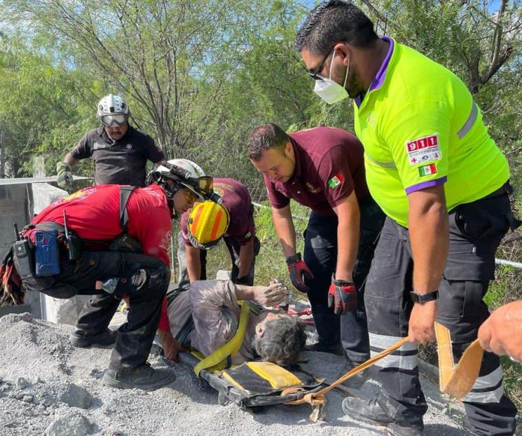 Rescatan a hombre que quedó atrapado bajo toneladas de arena