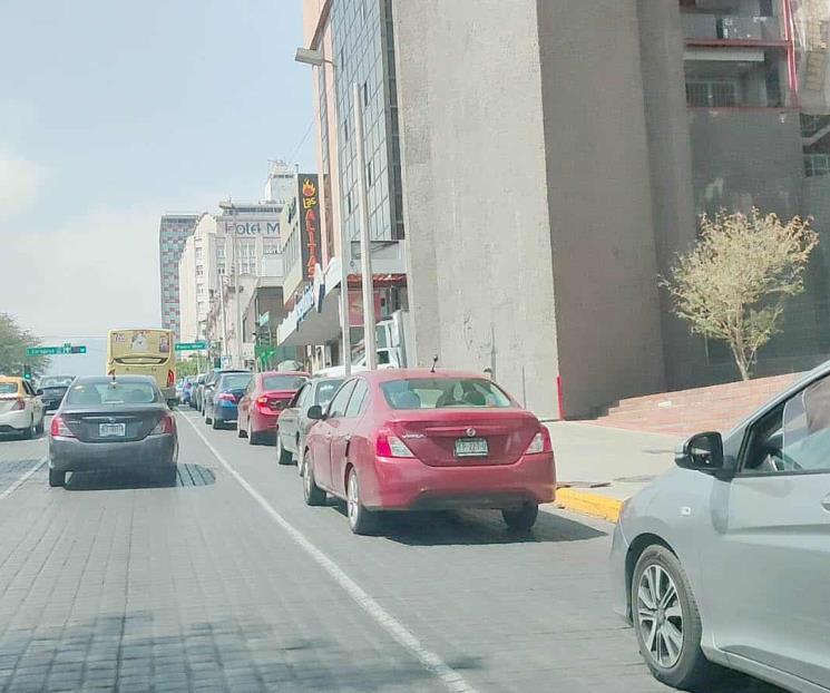 Vuelven las largas filas a los Drive Thru de Covid-19 Vuelven las largas filas a los Drive Thru de Covid-19
