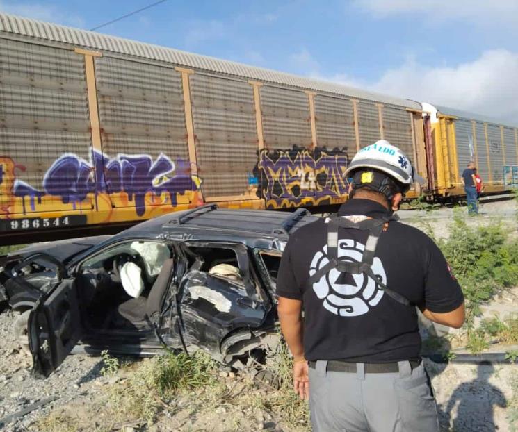 Mueren bebé y niña en choque con el tren