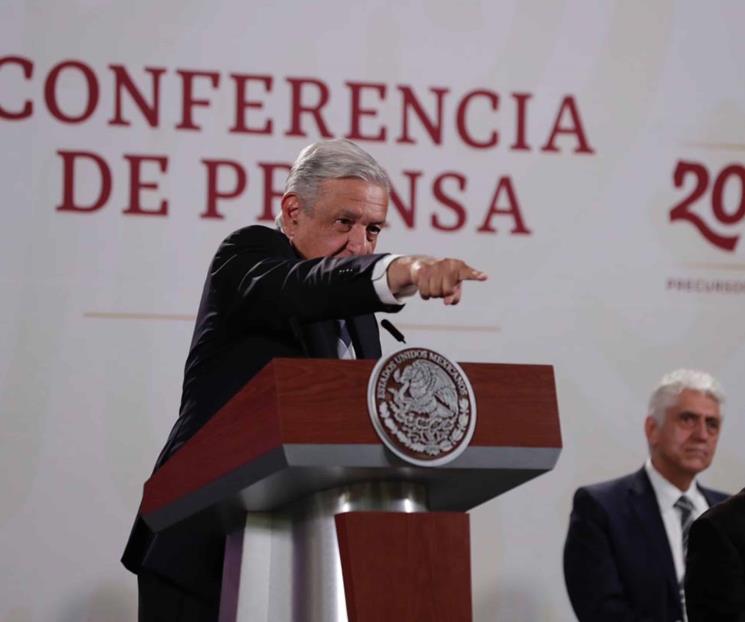 AMLO sale en defensa de Ken Salazar tras nota de NYT