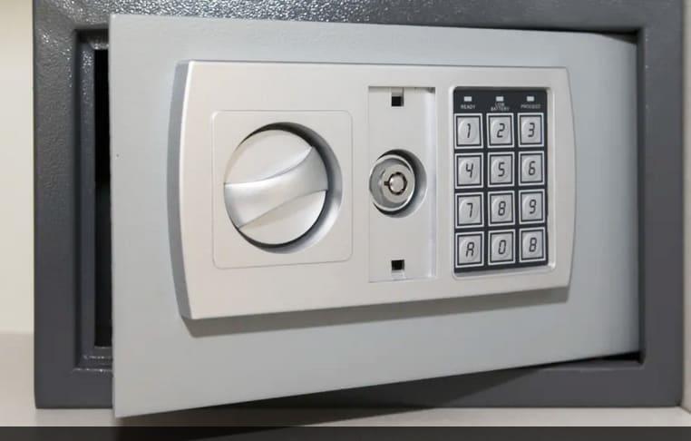 Roban caja fuerte con dinero y joyas