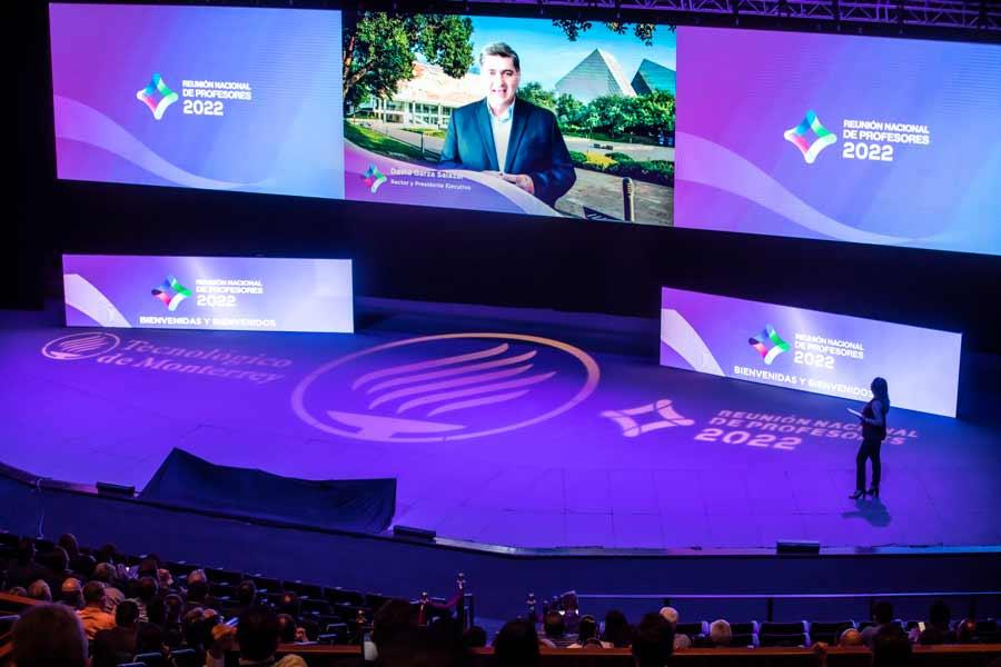 Rector comparte con profesores los avances de la institución