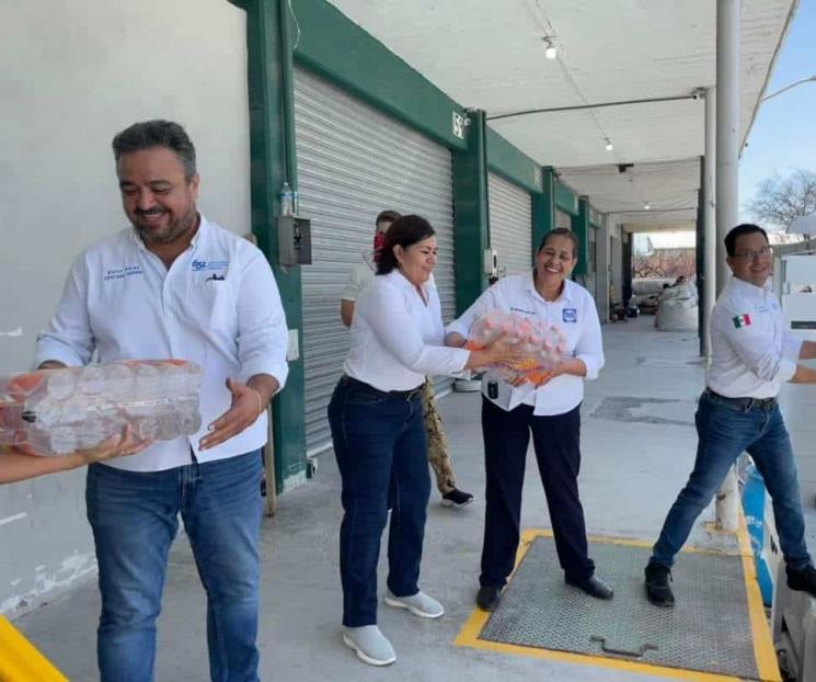 Diputados donan botellas de agua potable en SC Diputados donan botellas de agua potable en SC