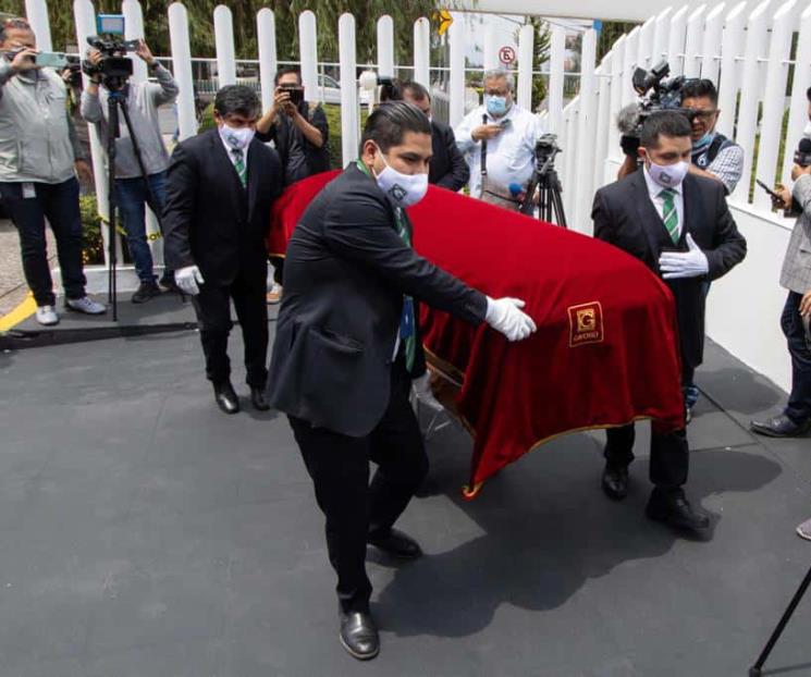 Trasladan al panteón restos de Echeverría