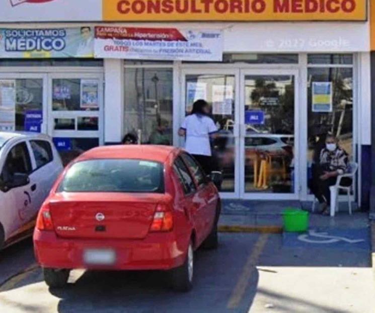 Asaltan a empleada de farmacia, se llevan 79 mil pesos