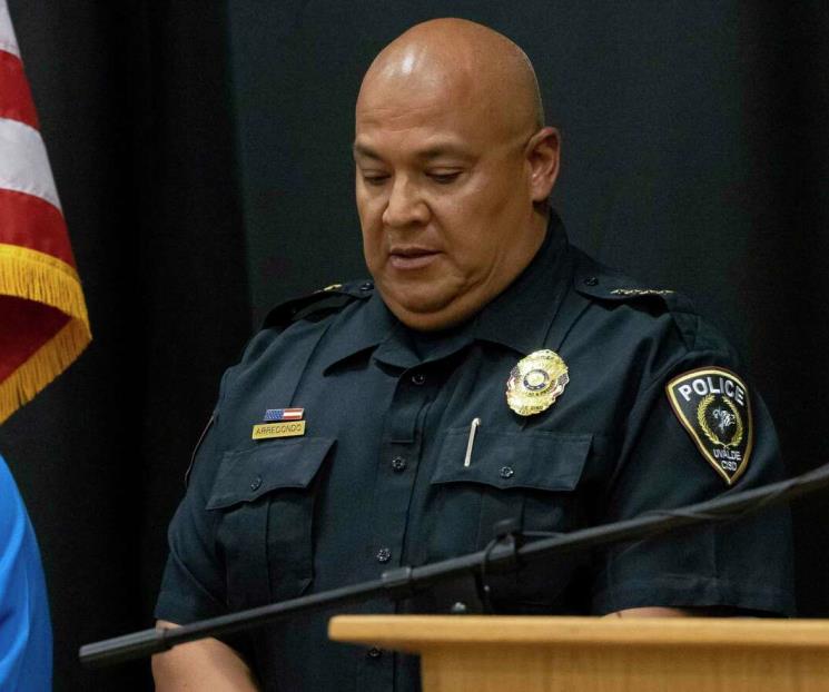 Escuelas de Uvalde plantean despedir a jefe de policía Escuelas de Uvalde plantean despedir a jefe de policía