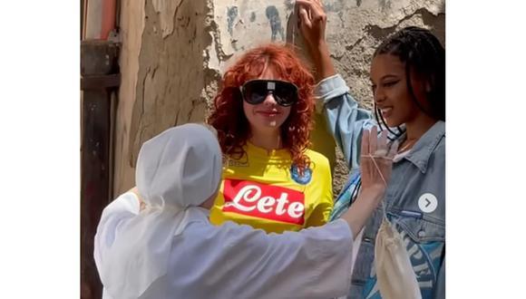 Es el diablo!: monja interrumpe beso entre dos mujeres Es el diablo!: monja interrumpe beso entre dos mujeres