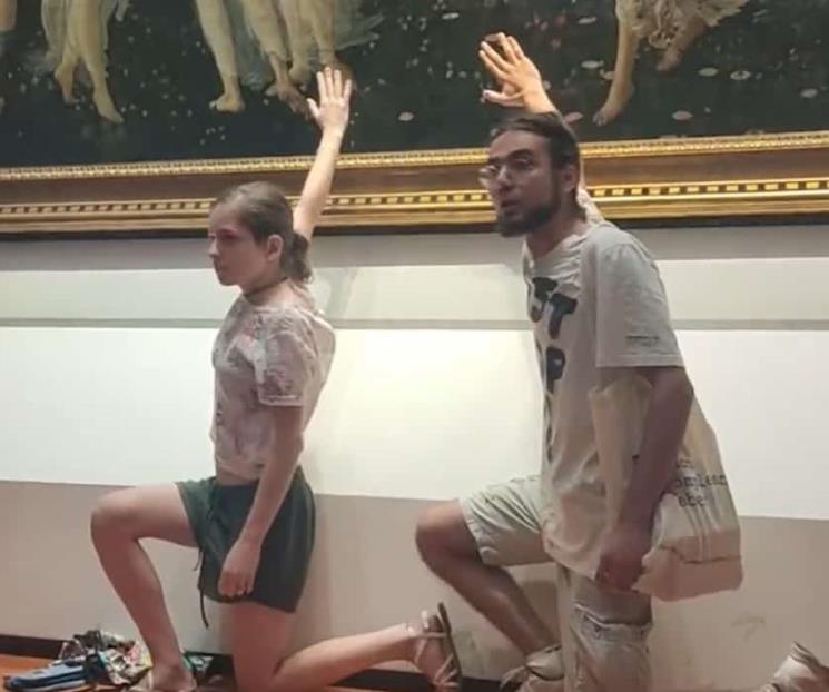 Activistas protestan pegando sus manos a La primavera