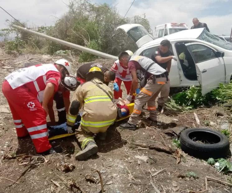 Vuelca auto en Linares