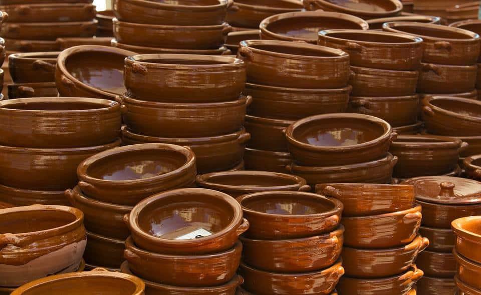 Cómo curar molcajetes, metates, cazuelas y comales de barro