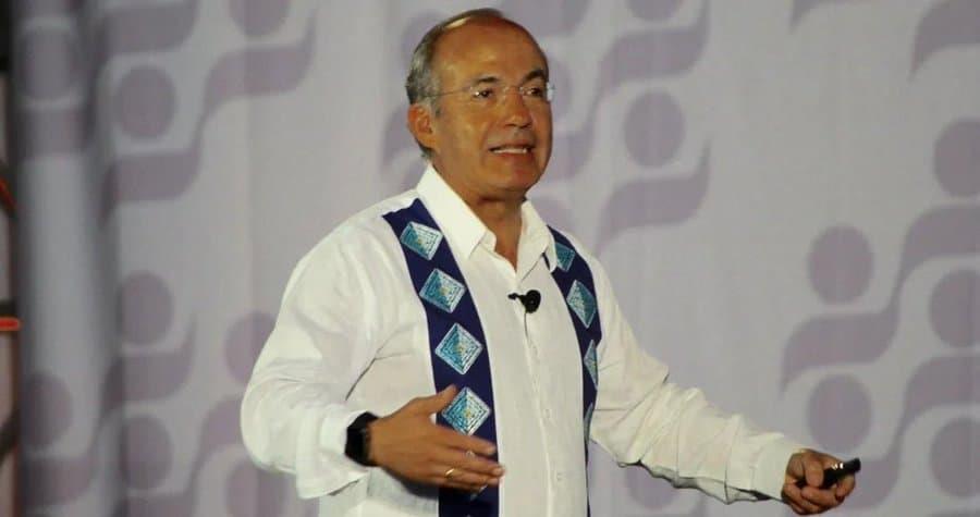 Exhibe AMLO pensión que recibía Calderón Exhibe AMLO pensión que recibía Calderón