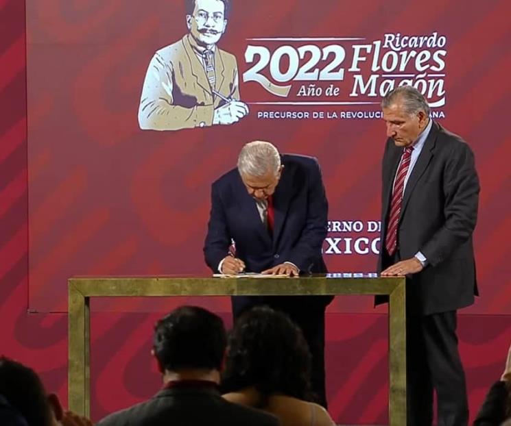 AMLO firma decreto para garantizar abasto de agua en NL