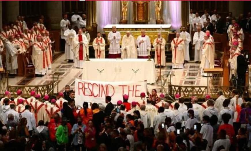 Interrumpe protesta misa papal en Canadá