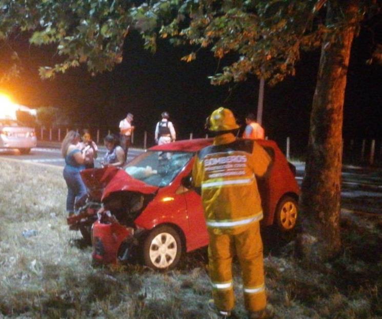 Se estrella contra árbol, pierde la vida