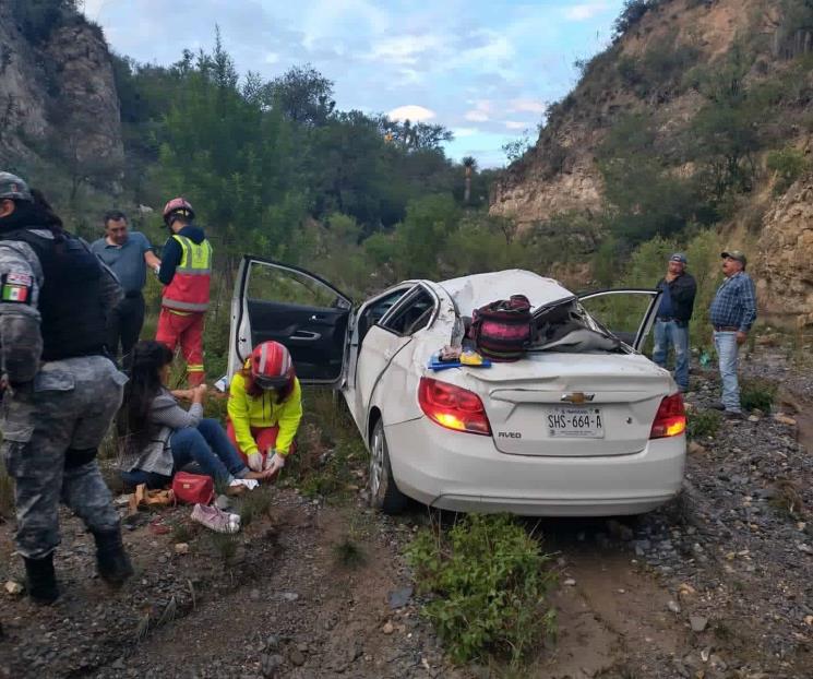Vuelca auto en Galeana