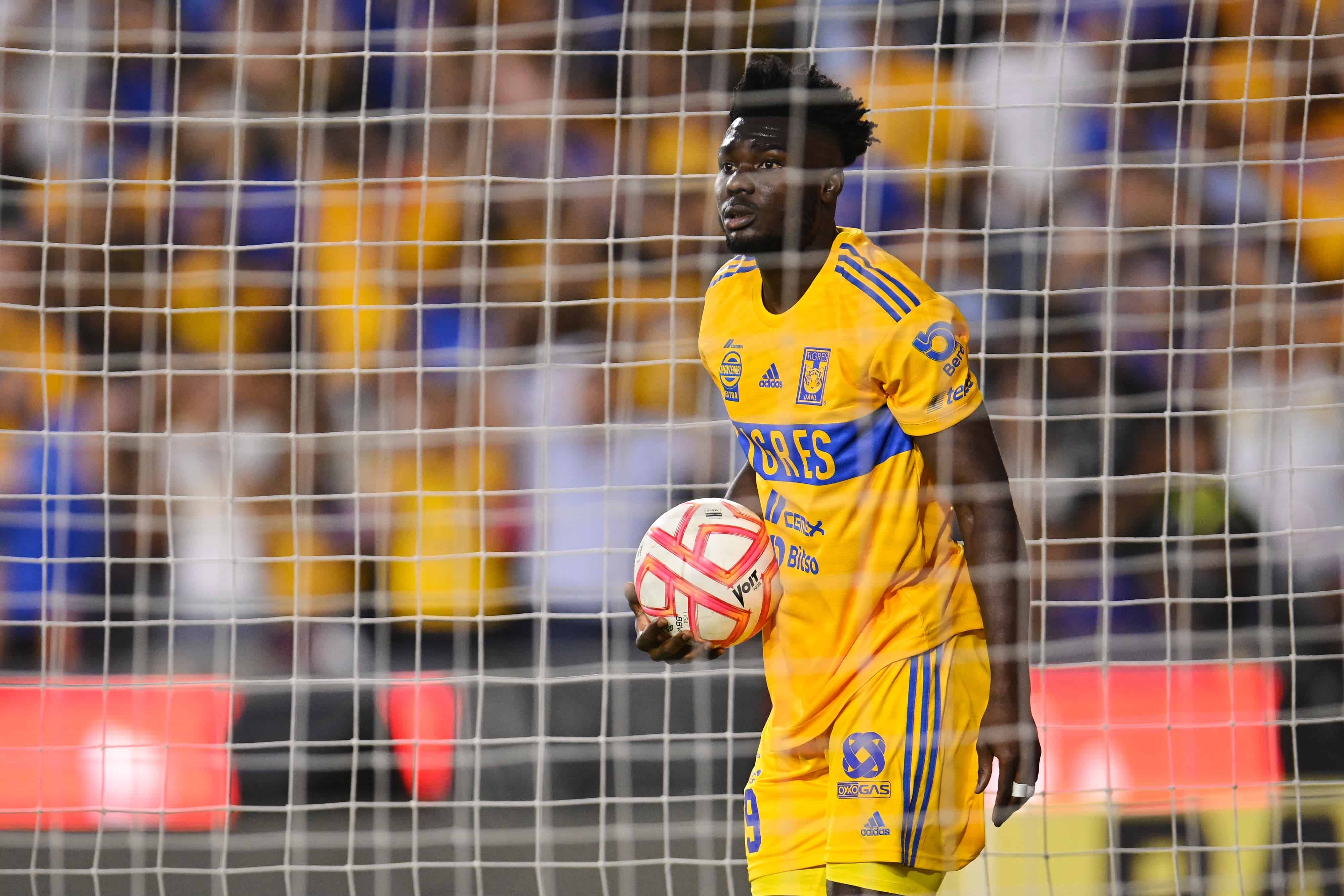 Jordy Caicedo hace el 2-1.