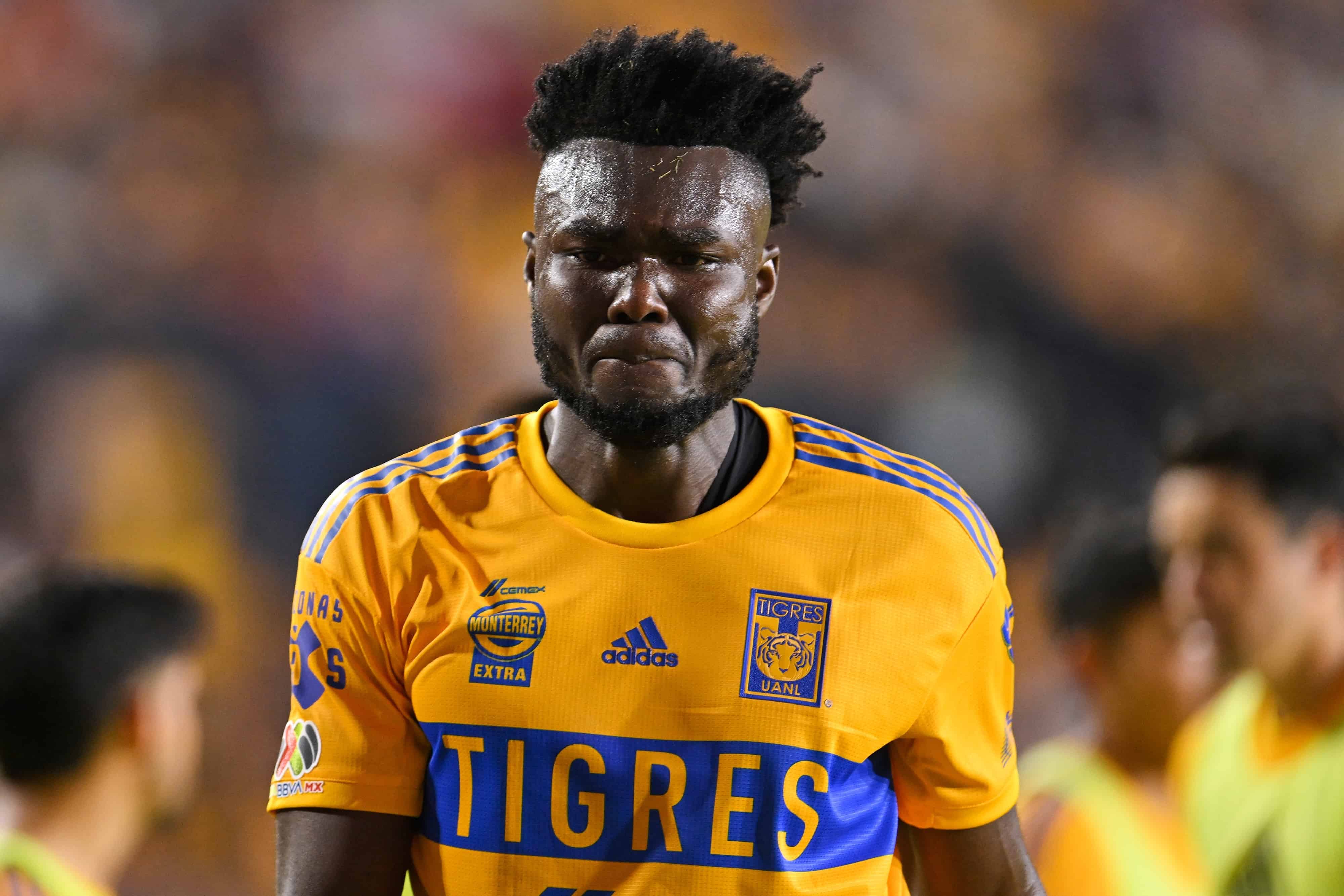 Caicedo se va expulsado tras cometer una entrada.
