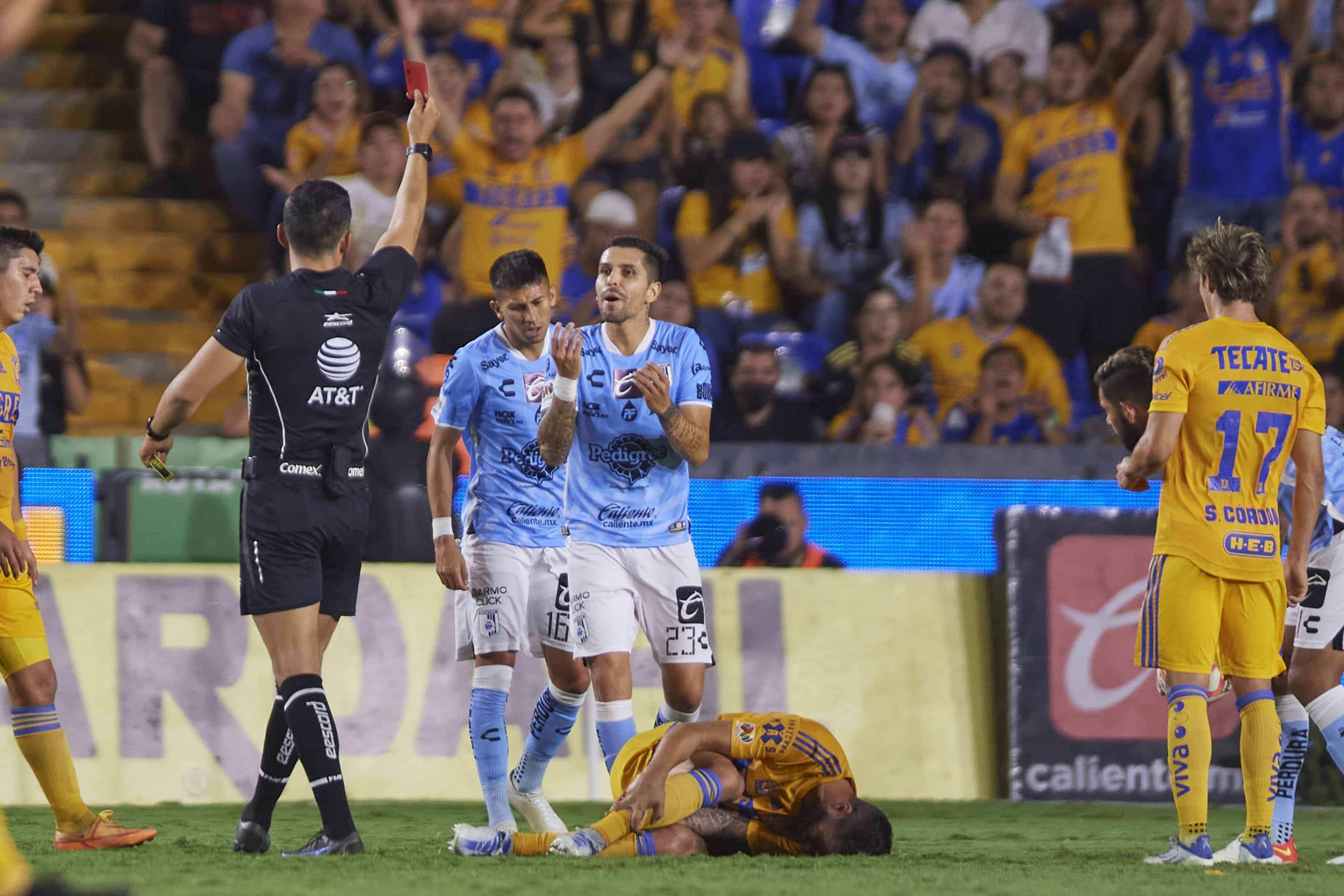 David Cabrera comete falta y se va expulsado.