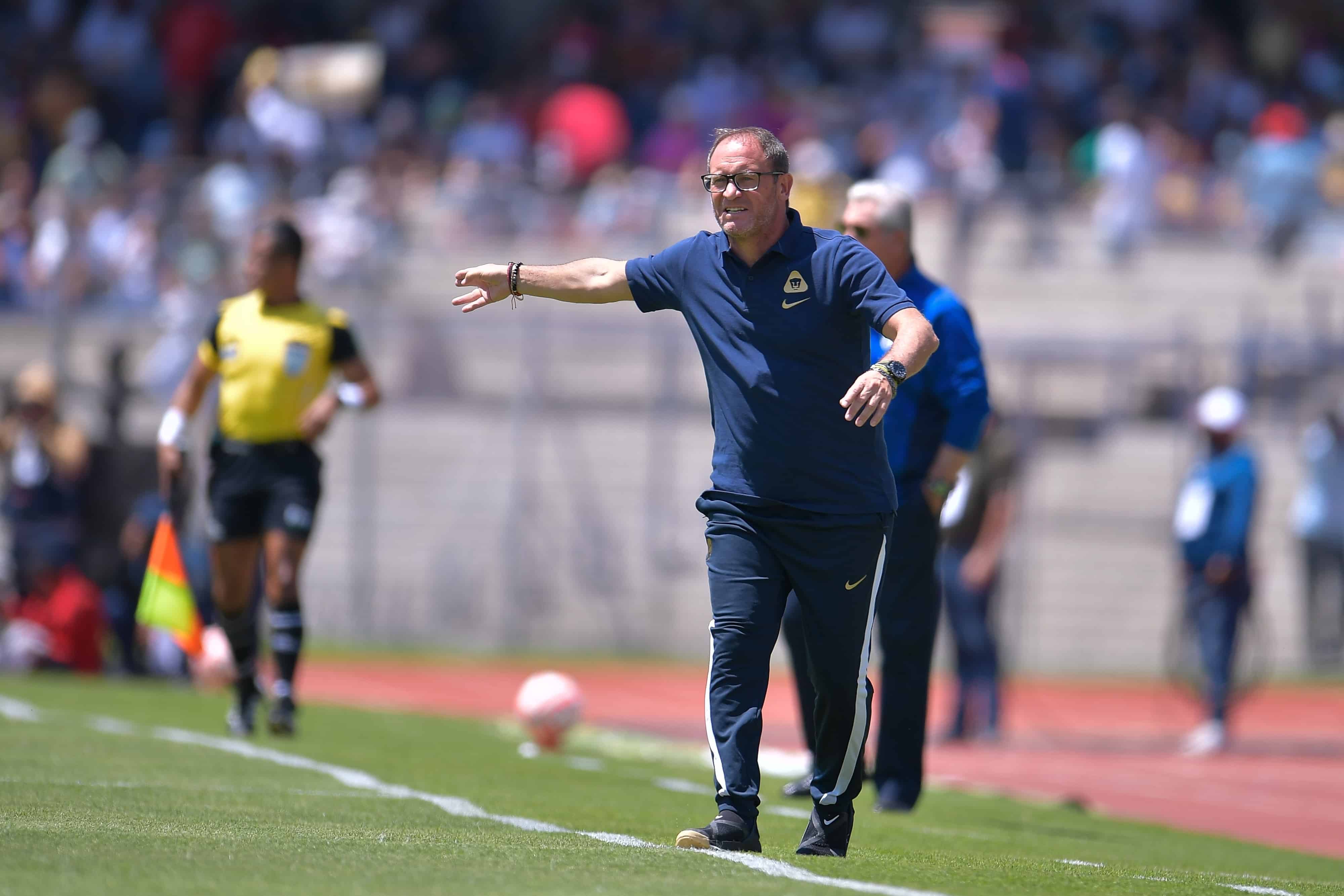 Andrés Lillini dando indicaciones a su equipo.