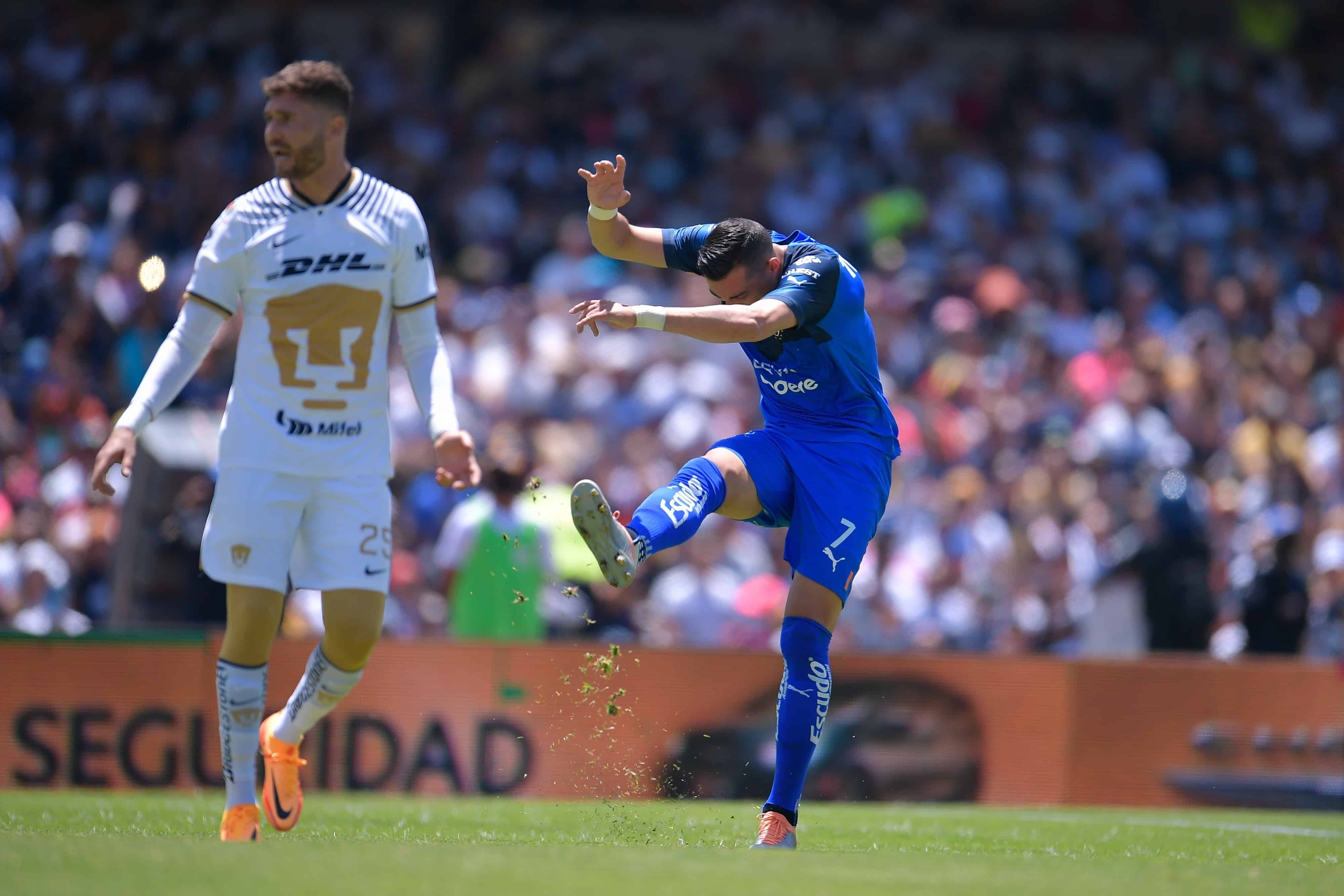 Rogelio Funes Mori no puede definir frente al arco y patea el césped.